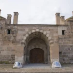 Döğer Kervansarayı: Geçmişin İzlerini Taşıyan Tarihi Bir Yapı